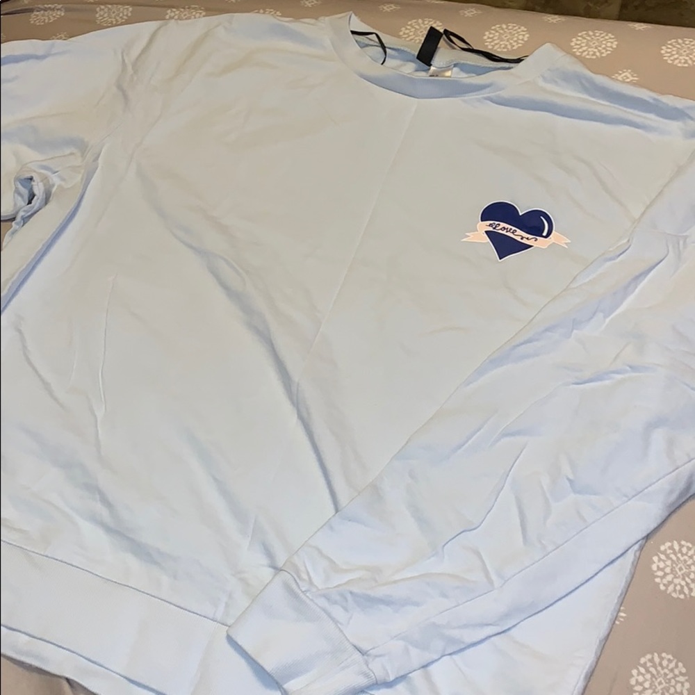 Long sleeve thin sweater.